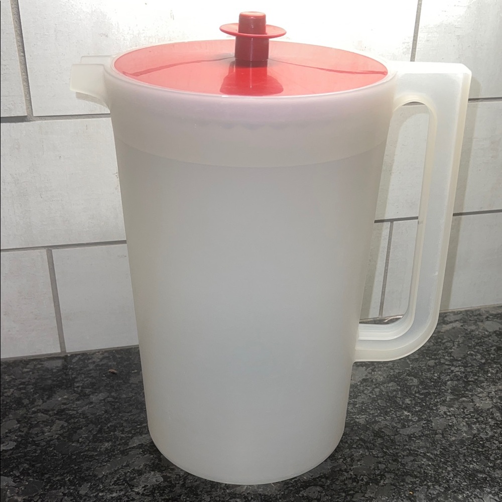 Vintage Sheer 1 gallon pitcher Red lid and White Pitcher. Excellent condition